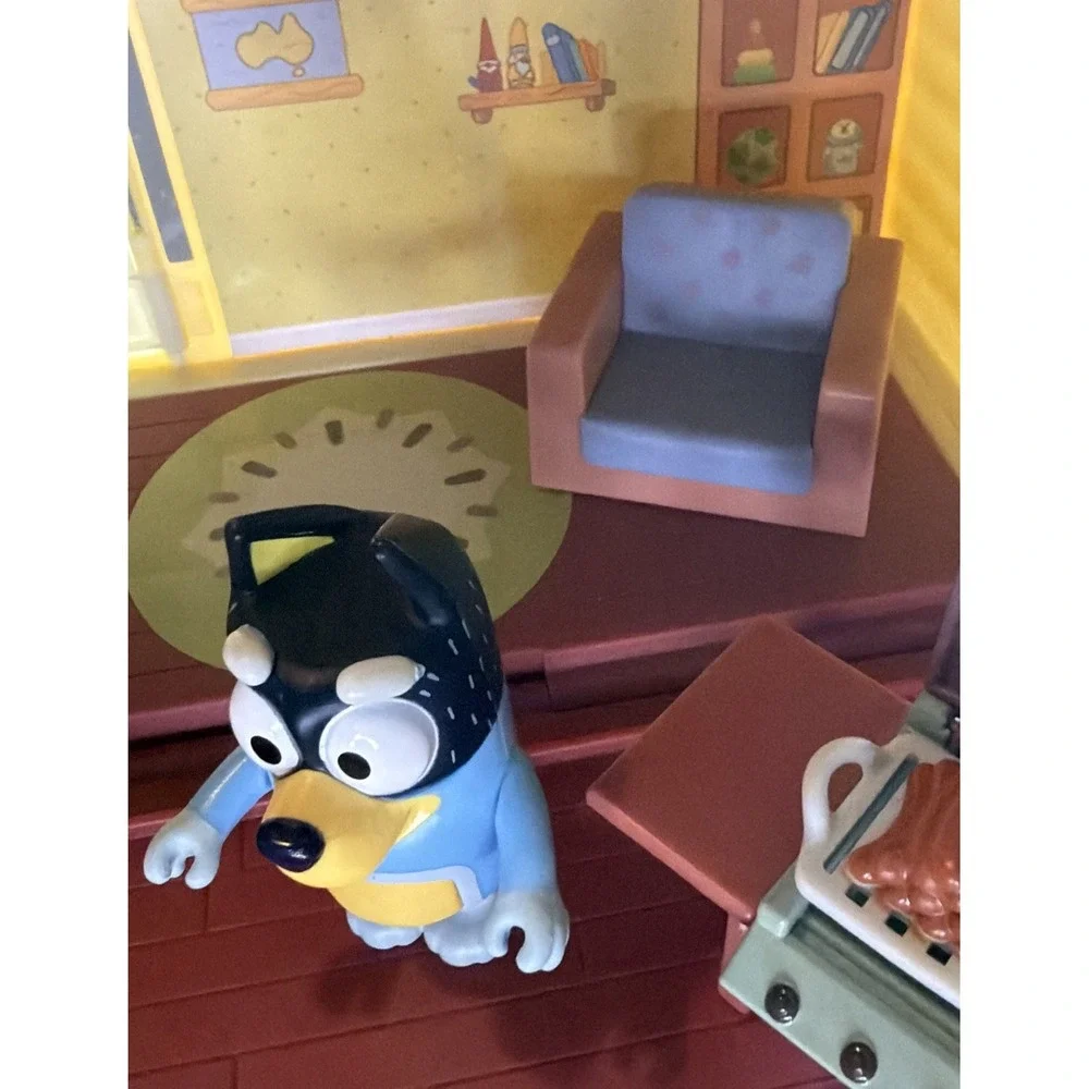 Bluey Family Home Playset with BBQ Bandit Figure and Furniture 13073